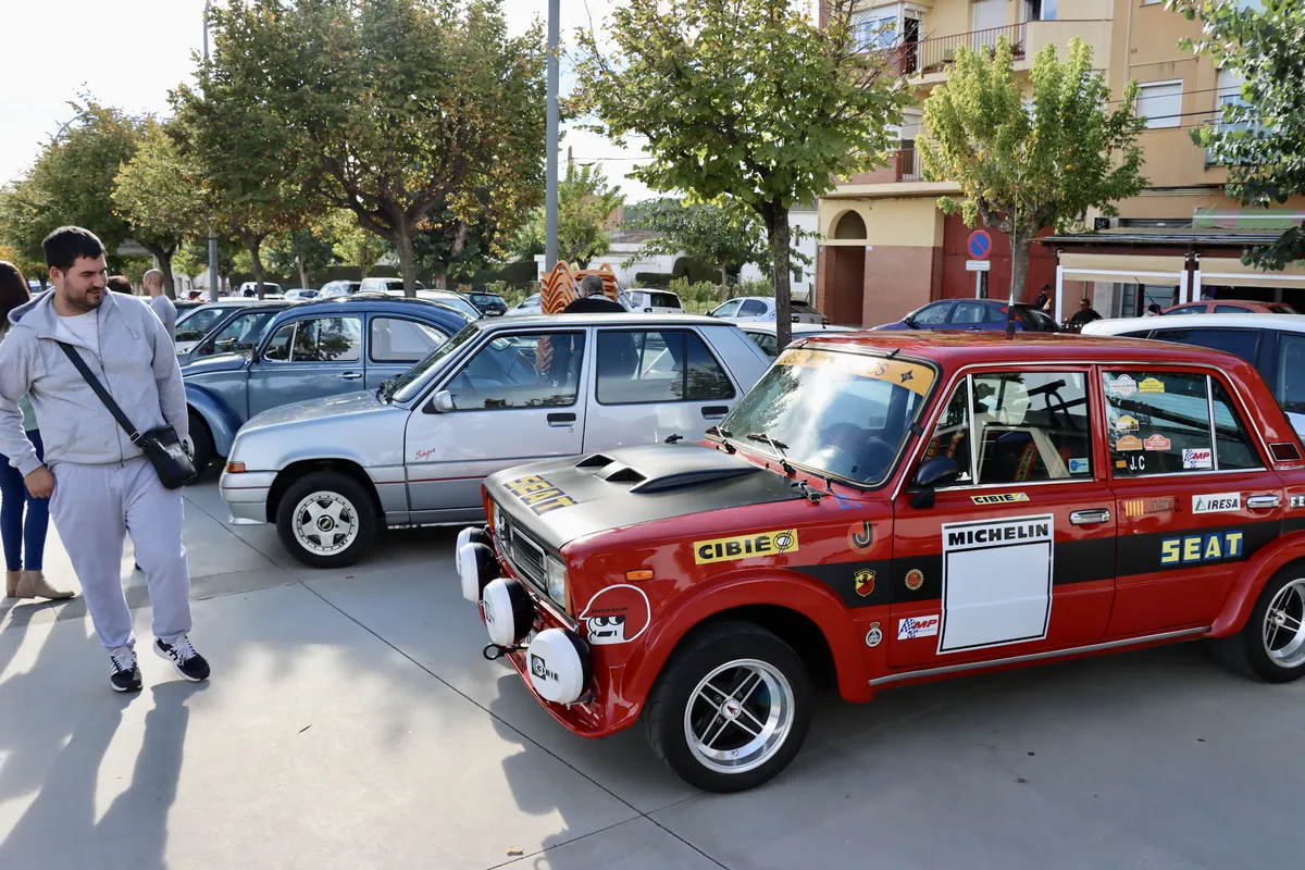 SEAT 124 de ral·li vermell aparcat a la trobada de clàssics