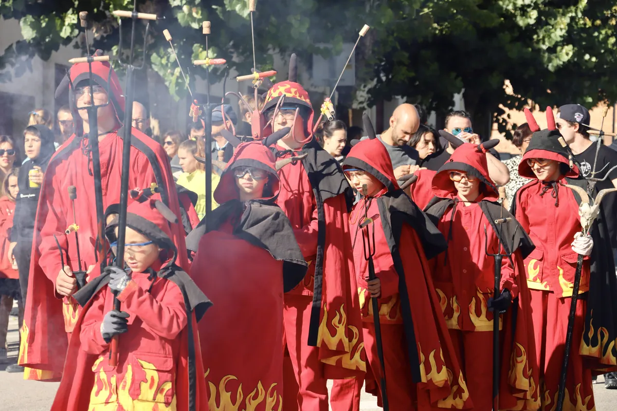 Colla infantil de diables amb vestits vermells i grocs
