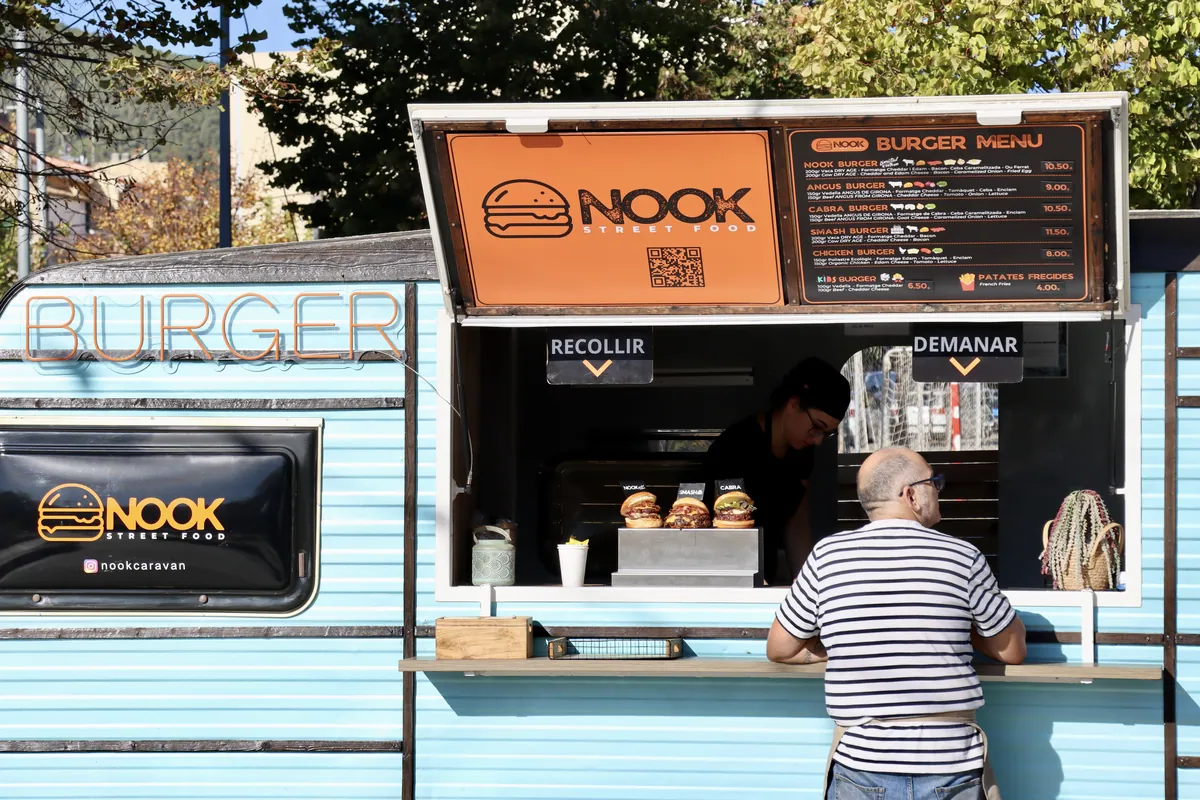 Foodtruck Nook servint hamburgueses
