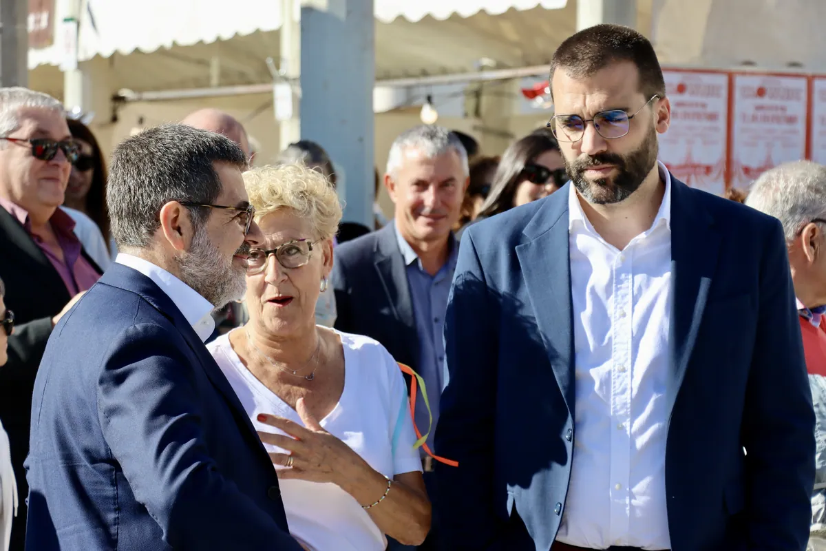 Drac de foc entre el fum, davant l'església