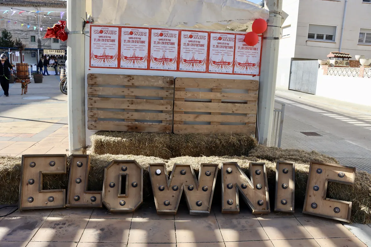 Les lletres de marquesina CLOWNIC sobre bales de palla