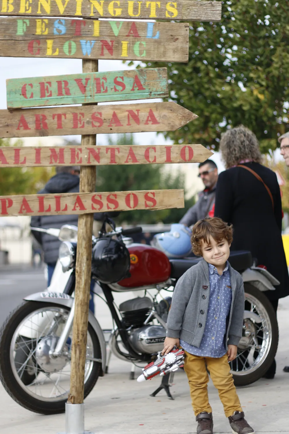 Senyals de fusta pintats: pallassos, cervesa, artesania