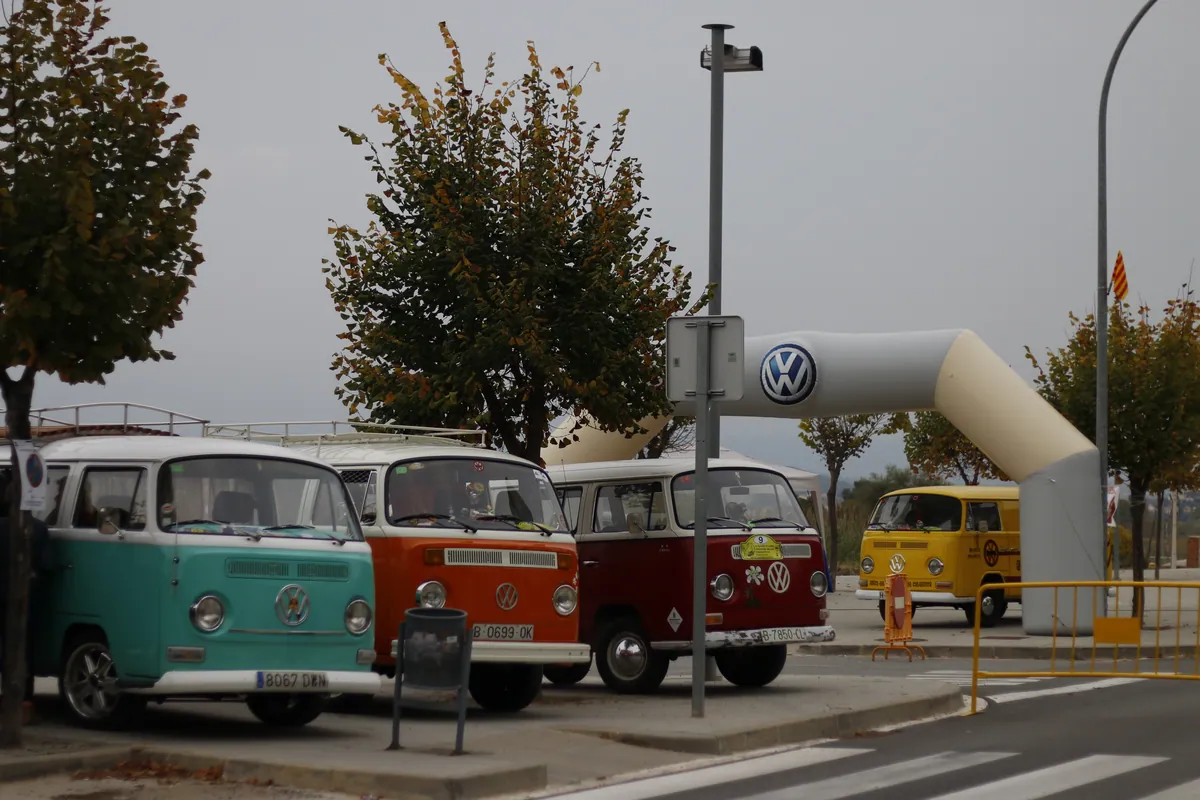 Furgonetes Volkswagen clàssiques aparcades en filera